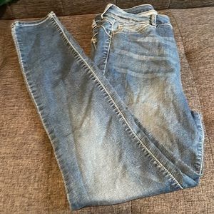 Heart shape booty detail - fashion nova skinny Jean